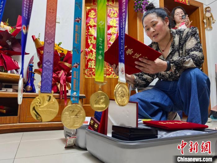 父母眼中的赵杰：手能拎千斤，心中始终有柔情