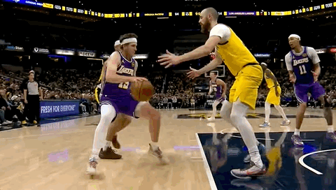 湖人新星里夫斯助攻建功 海斯暴扣掀翻步行者