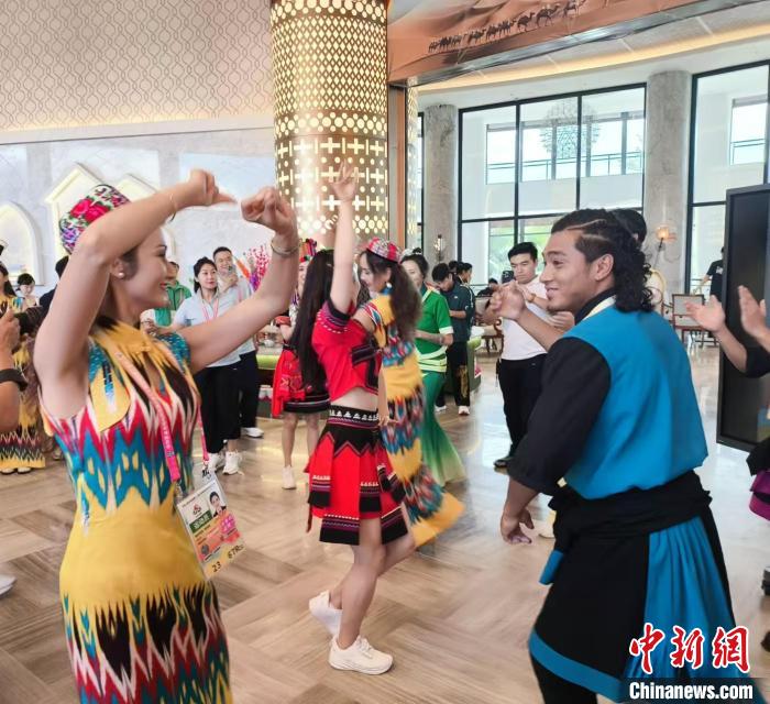 现场氛围深深感染了我，我情不自禁想要融入各