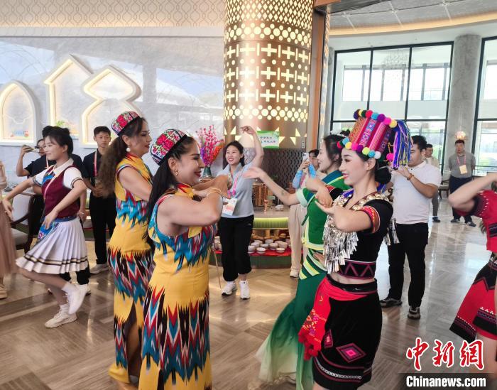 现场氛围深深感染了我，我情不自禁想要融入各