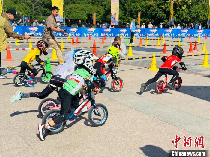 西宁举办儿童滑步车超级联赛 300余名小选手竞速