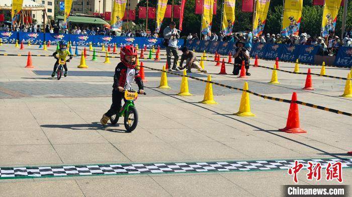 西宁举办儿童滑步车超级联赛 300余名小选手竞速