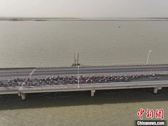 车在湖边行，人在画中游：近两千名选手竞逐环
