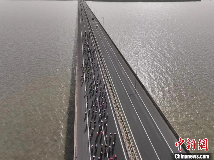 车在湖边行，人在画中游：近两千名选手竞逐环