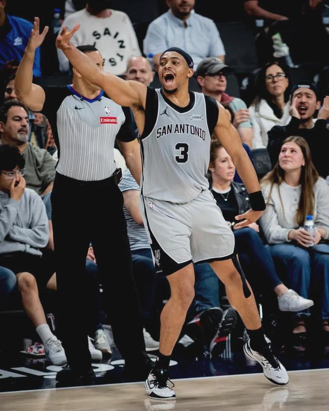 马刺11连胜创历史纪录 快船陷困境难逃附加赛命