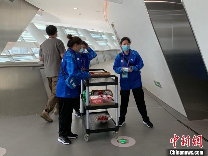 赛事志愿者正在提供赛事服务 主办方供图