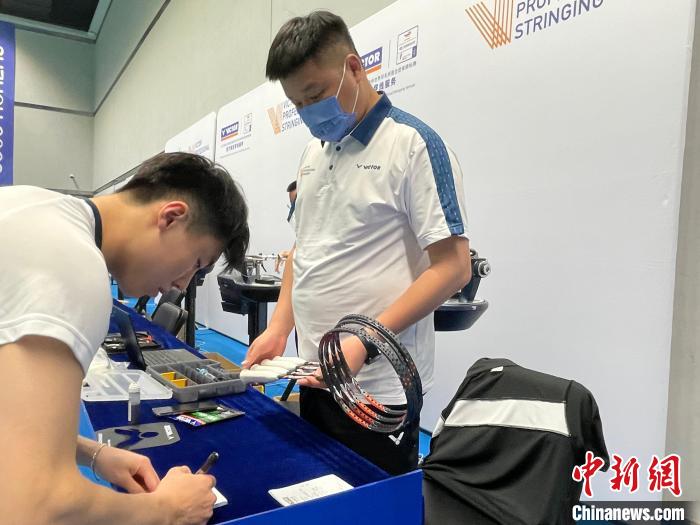 穿线师正在为球员提供服务 主办方供图